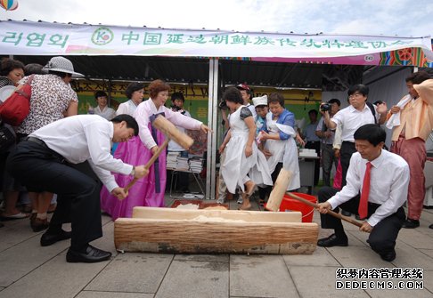 03李龙熙州长和延吉市赵学哲市长来到打糕现场.JPG